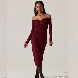 🍷 NWT Astr the Label “Lovinia” Ruched Off Shoulder Midi Dress ✨
